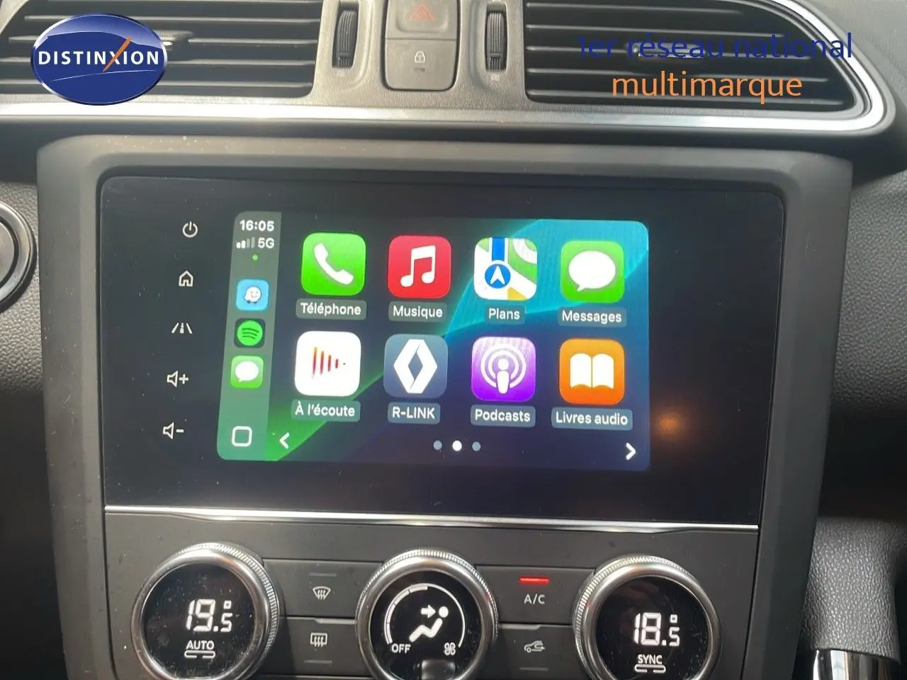 Vue rapprochée de l’écran tactile central du Renault Kadjar 2021 gris titanium, affichant les applications connectées.