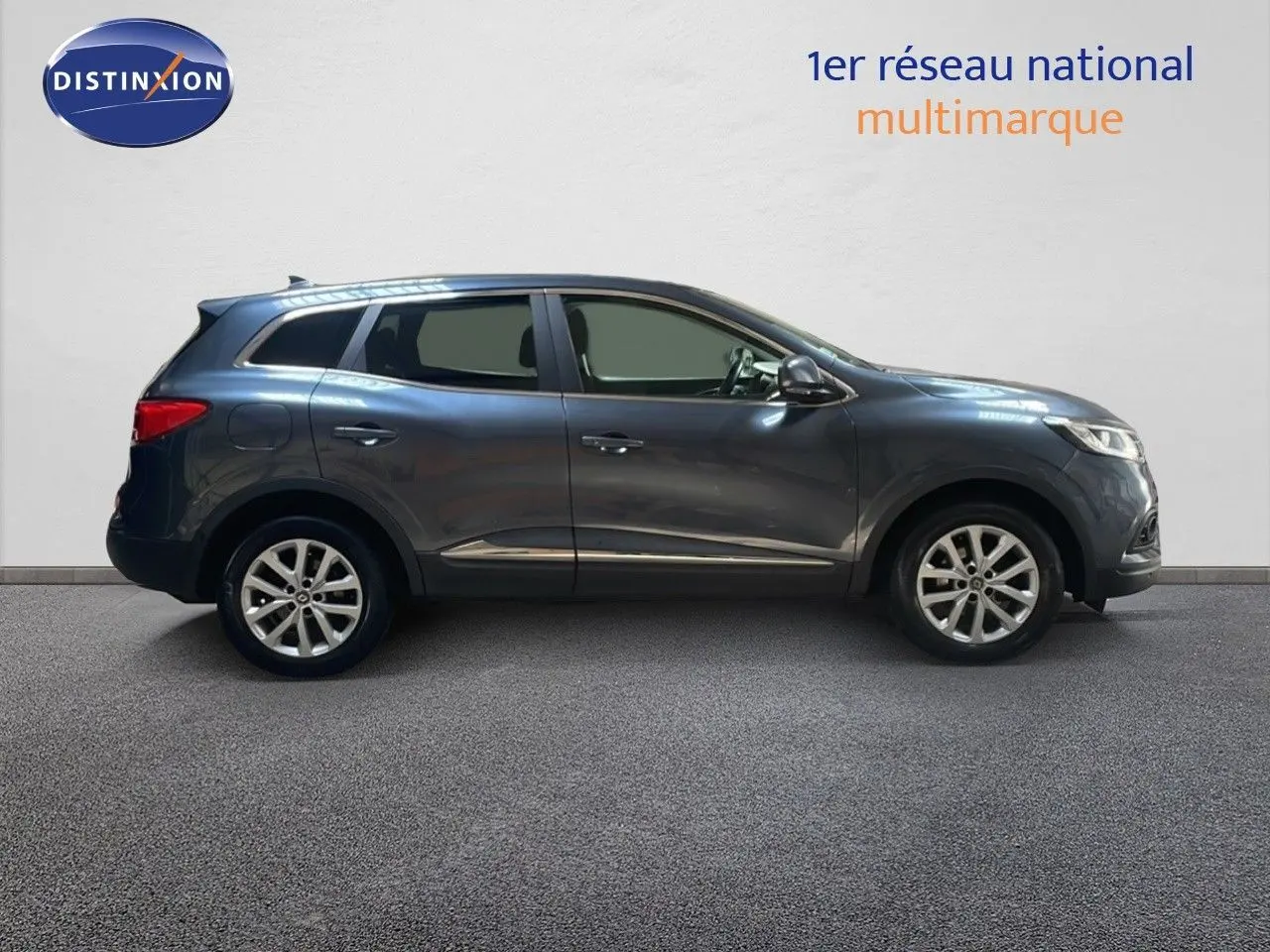Profil droit d'un Renault Kadjar gris titanium metal 2021, SUV compact avec jantes alliage 17 pouces et vitres teintées.