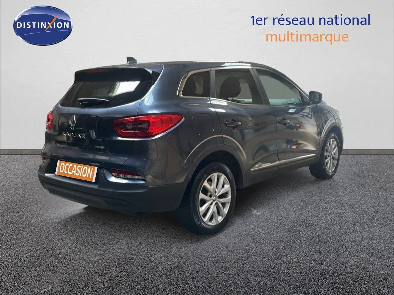 Renault Kadjar gris titanium métal vu en 3/4 arrière droit, avec feux arrière LED et jantes alliage 17 pouces.