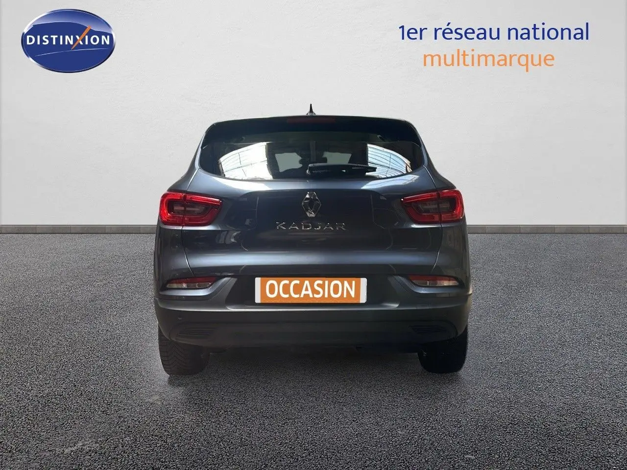 Vue arrière d'une Renault Kadjar gris titanium métal de 2021 avec feux LED et plaque d'immatriculation "OCCASION".