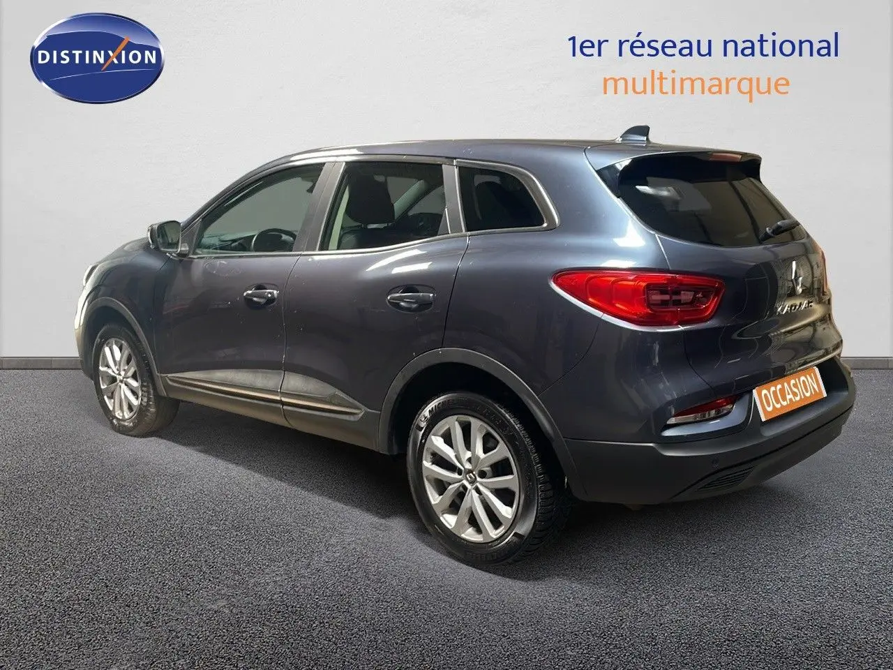 Vue 3/4 arrière droite d'un Renault Kadjar gris titanium métal avec feux arrière LED et jantes alliage 17 pouces.