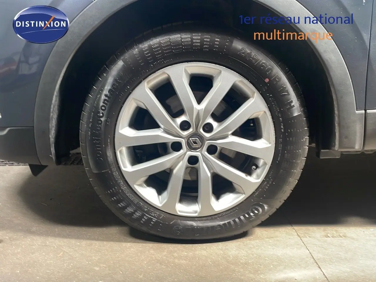 Gros plan sur la roue avant droite du Renault Kadjar gris titanium métal, mettant en valeur la jante alliage et le pneu Continental.