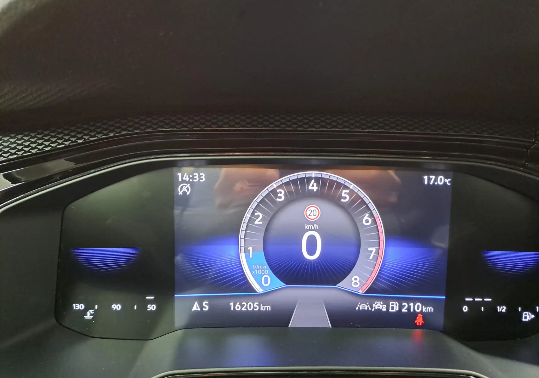 Affichage numérique du tableau de bord de la Volkswagen Polo 2024, montrant la vitesse à 0 km/h et le compte-tours.