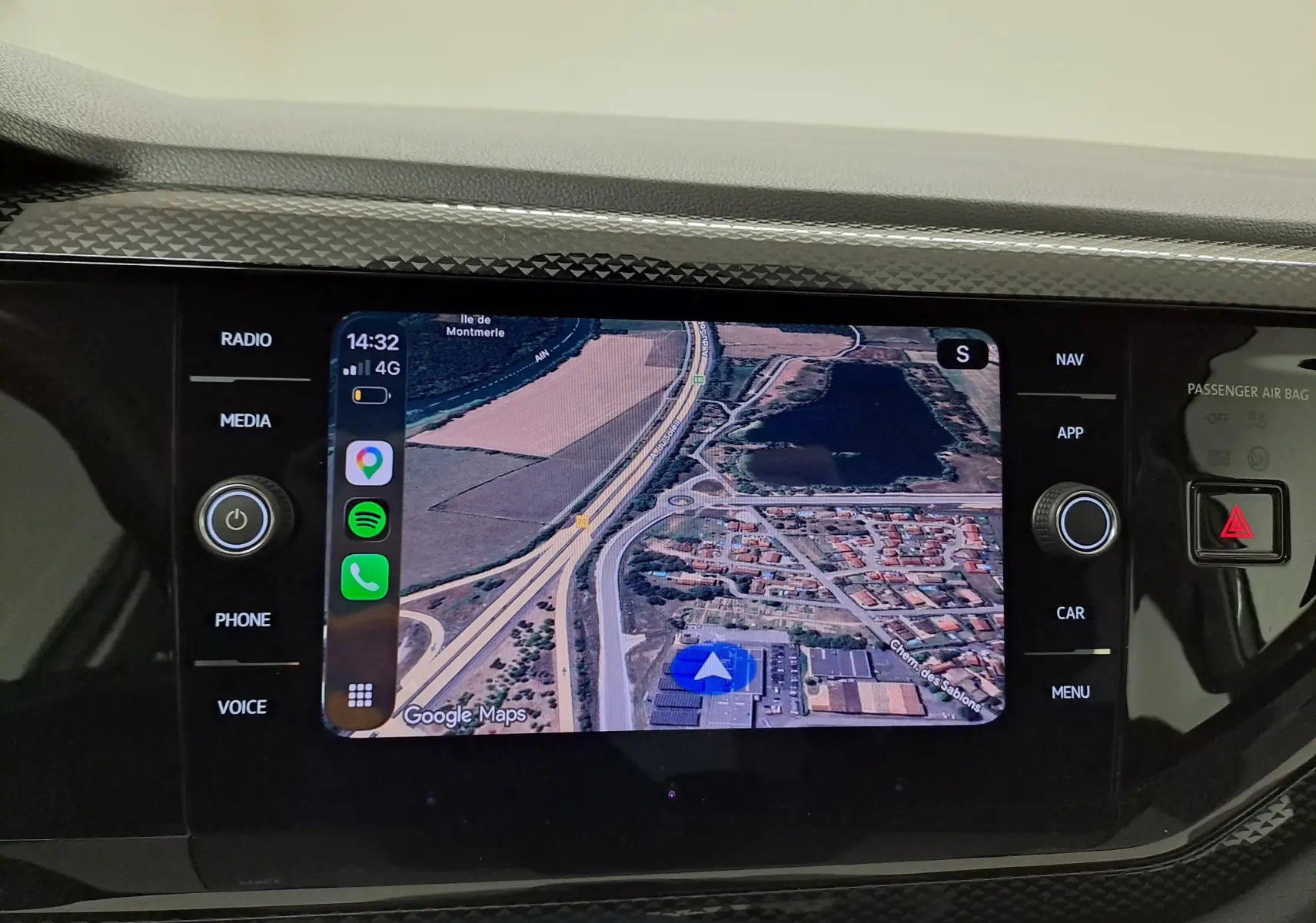 Vue rapprochée de l'écran tactile central du tableau de bord d'une Volkswagen Polo blanche 2024 affichant une carte GPS.
