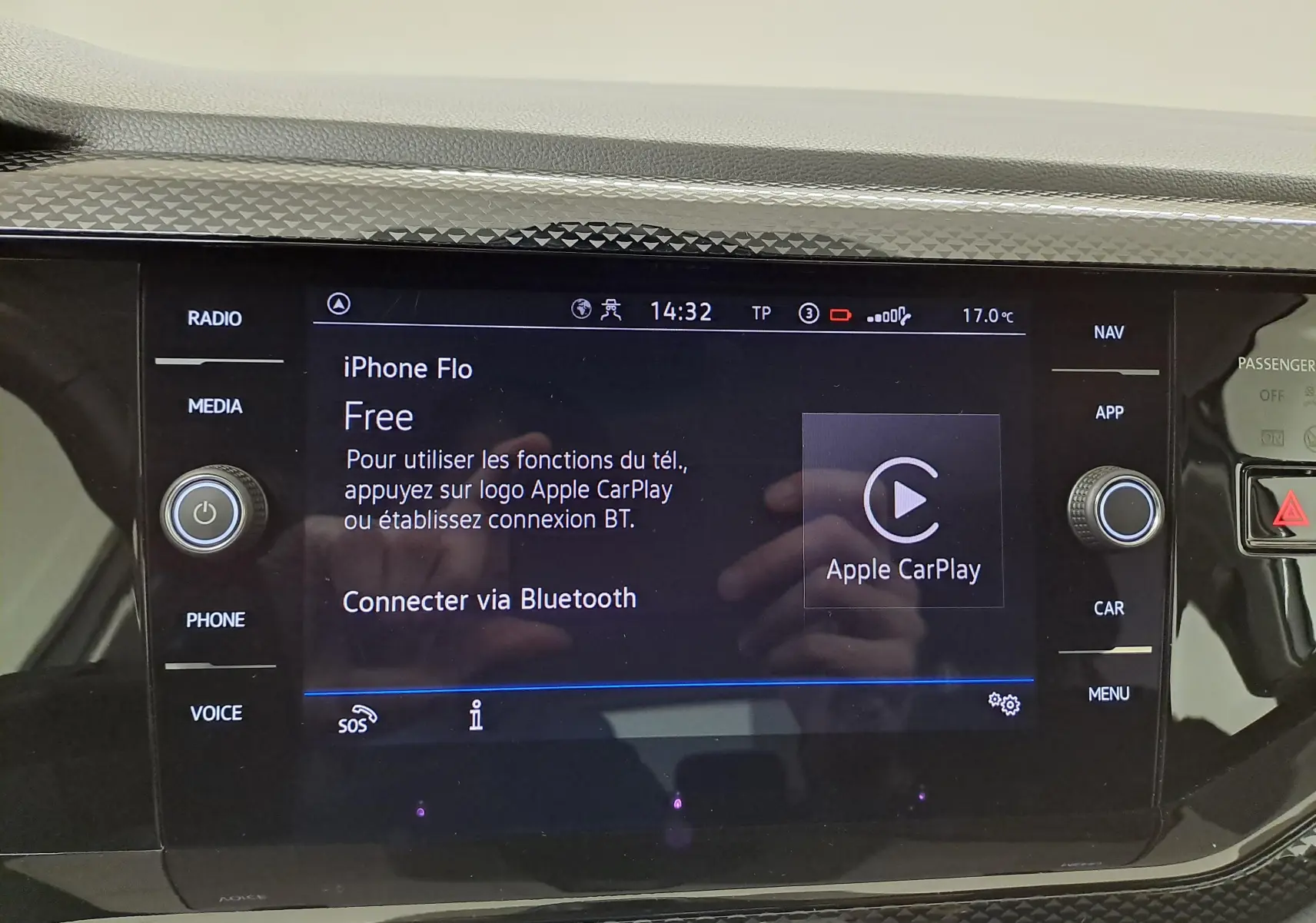 Écran tactile central de la Volkswagen Polo 2024 blanc pur, affichant la connexion Apple CarPlay via Bluetooth.
