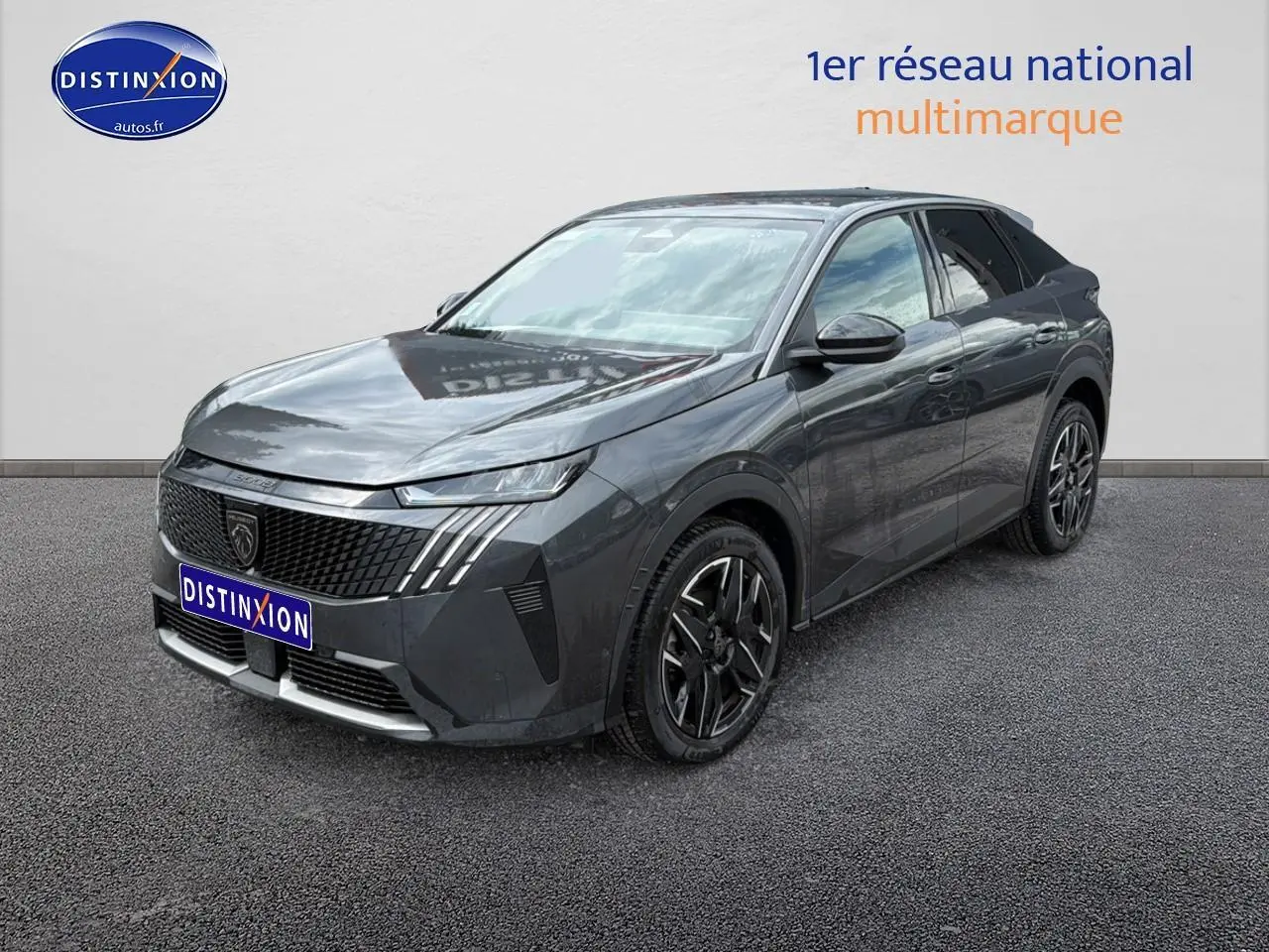 Peugeot 3008 gris titane en 3/4 avant droit, avec calandre distinctive et jantes alliage noires.