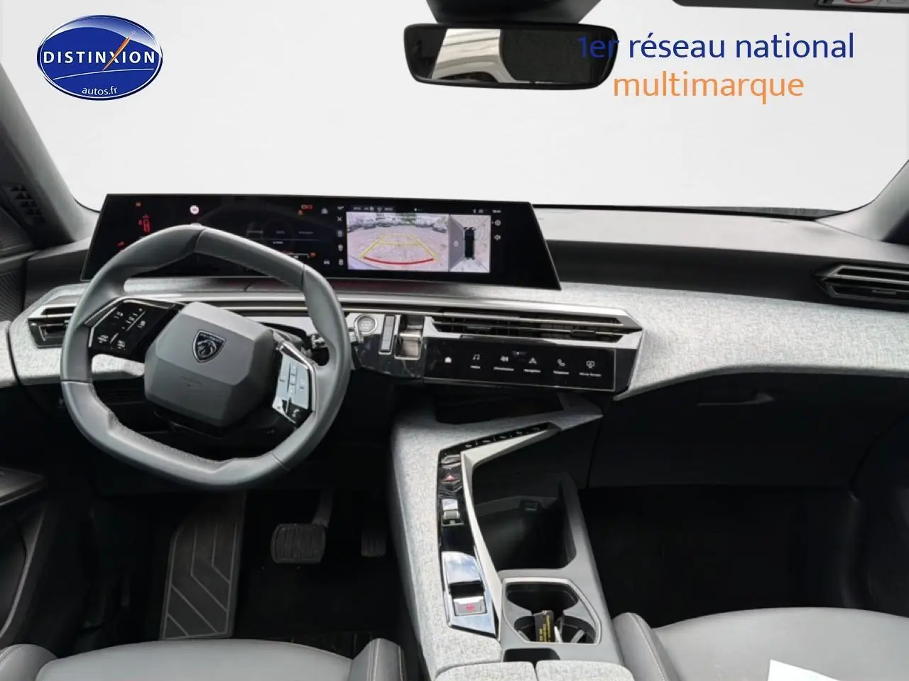 Vue intérieure avant du Peugeot 3008 2025 gris titane, avec tableau de bord numérique et volant multifonction cuir.