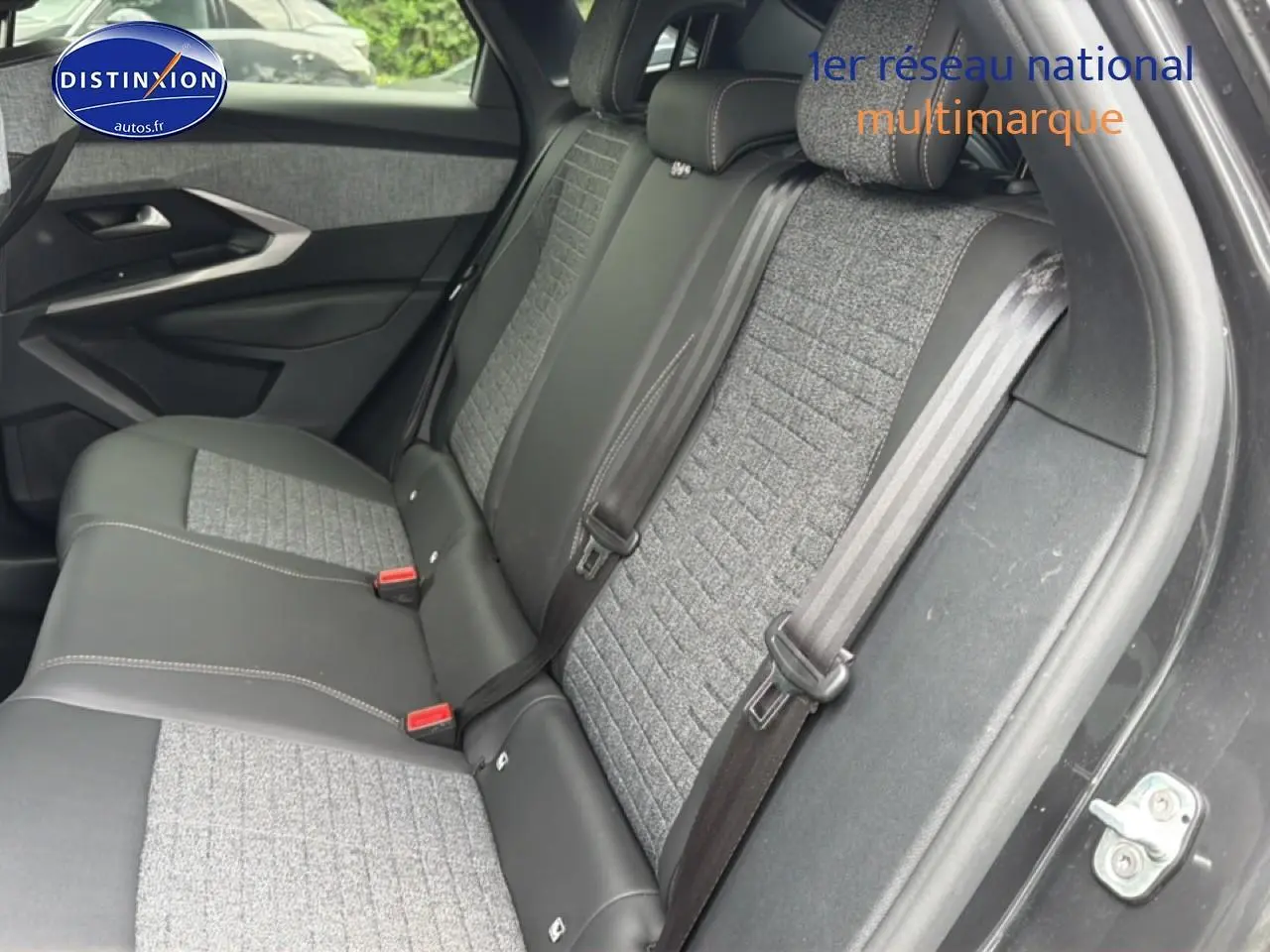 Vue intérieure côté droit des sièges arrière en tissu gris et cuir noir du Peugeot 3008 1.2 hybrid 145 allure e-dcs6 2025.