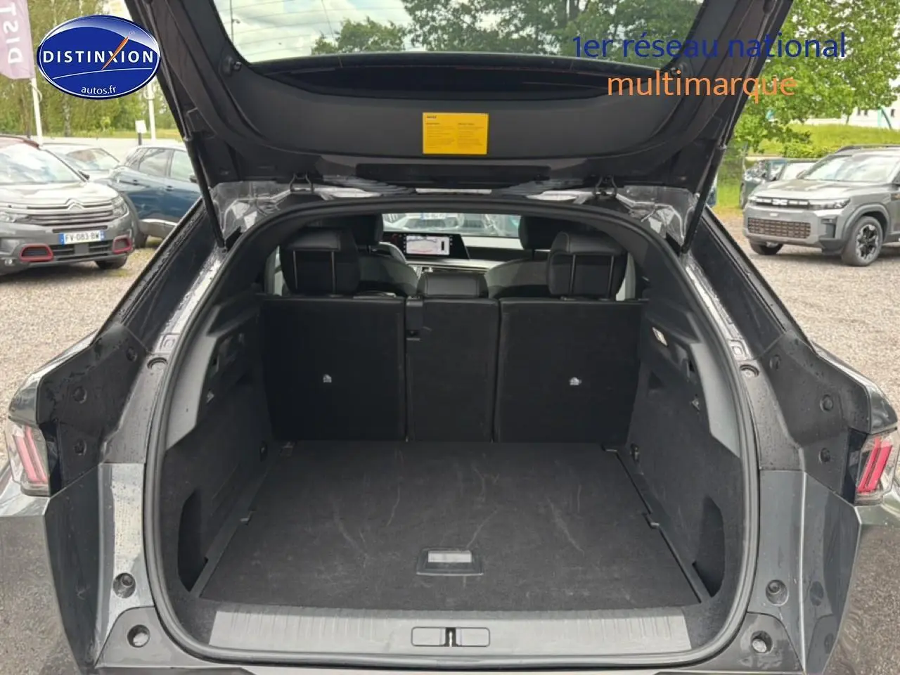 Coffre ouvert vu de l’arrière d’un Peugeot 3008 gris titane avec banquette arrière en position normale.