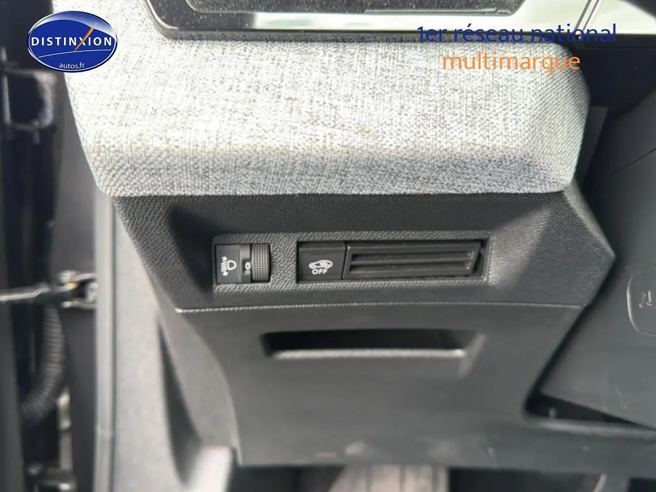 Gros plan sur les commandes sous le tableau de bord côté gauche du Peugeot 3008 gris titane 2025.