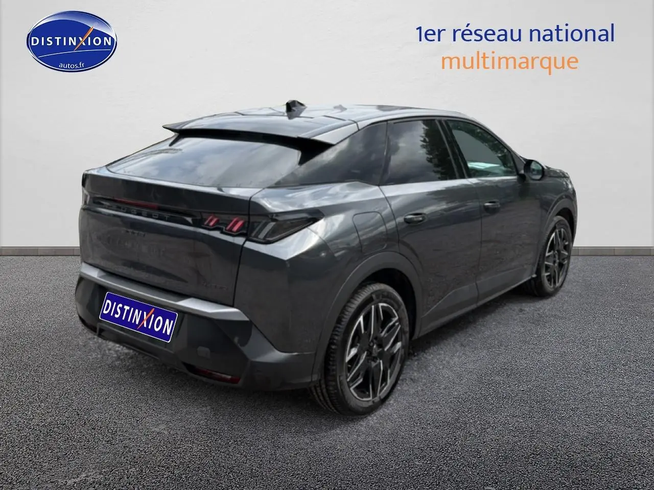 Peugeot 3008 gris titane en 3/4 arrière droit, avec feux arrière LED et jantes alliage noires.