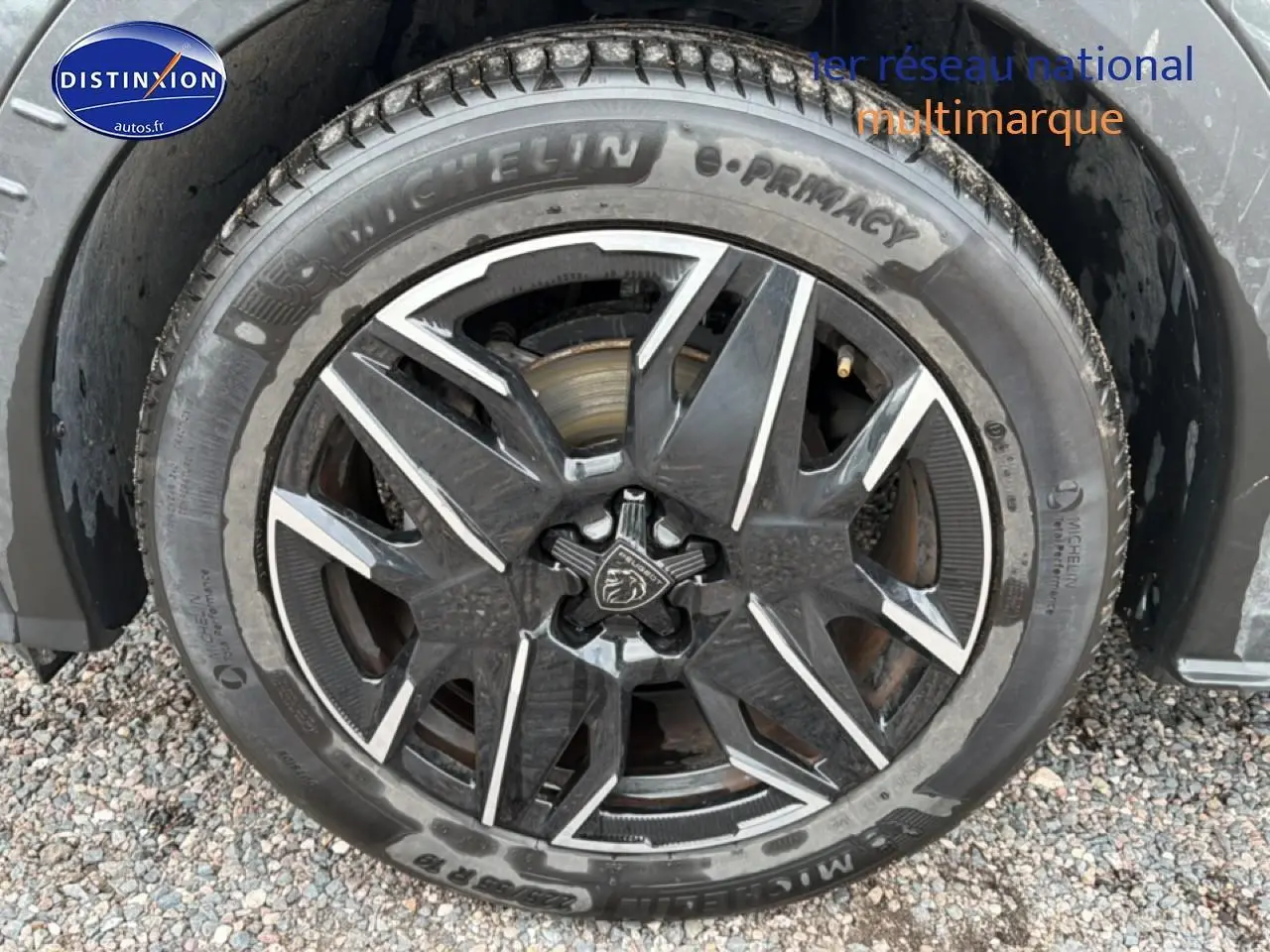 Gros plan sur la jante alu noire et argentée du côté avant droit d’un Peugeot 3008 gris titane.