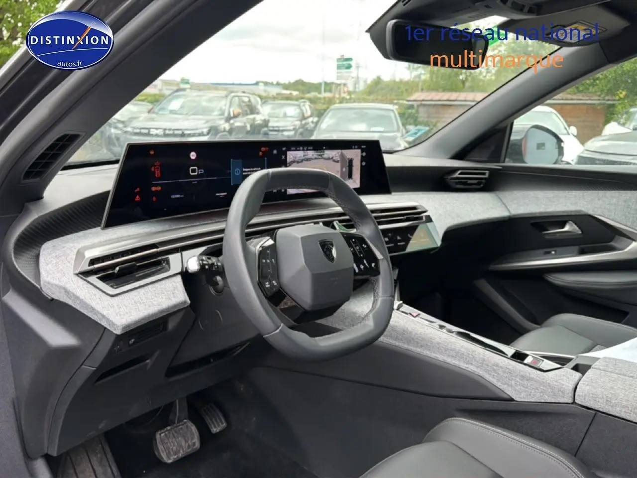 Vue intérieure côté conducteur du Peugeot 3008 gris titane, mettant en valeur le tableau de bord numérique et le volant multifonction cuir.
