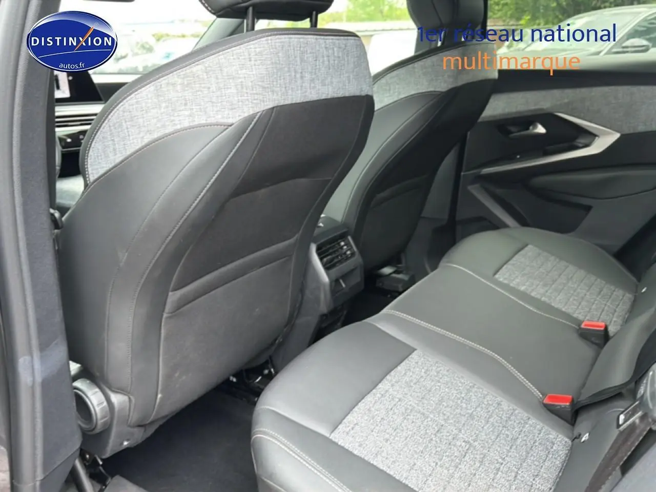 Vue intérieure arrière côté droit du Peugeot 3008 gris titane, avec sellerie mixte tissu et cuir gris et noir.