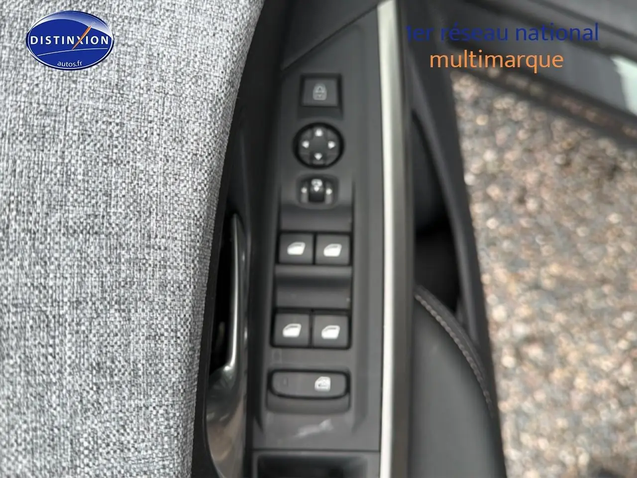 Gros plan sur la commande des vitres électriques côté conducteur d’un Peugeot 3008 gris titane, porte ouverte.