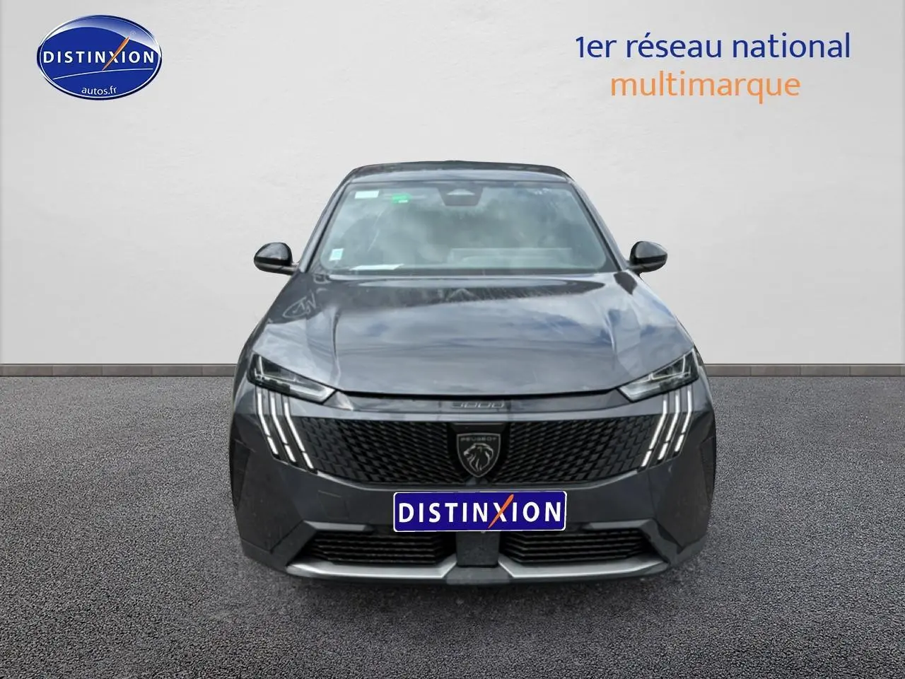 Vue avant frontale du Peugeot 3008 gris titane 2025 avec calandre noire et feux LED distinctifs en griffes.