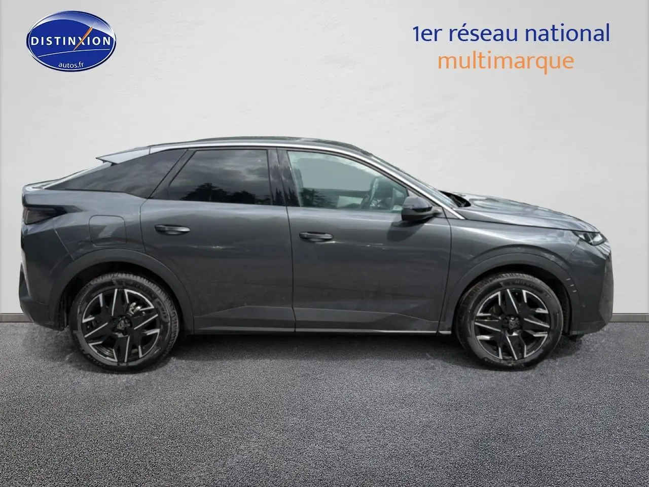 Profil droit du Peugeot 3008 gris titane 2025 avec jantes alliage noires et vitres arrière surteintées.