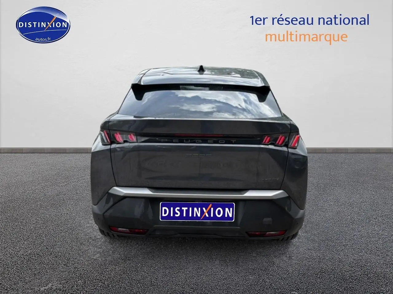 Vue arrière d'un Peugeot 3008 gris titane 2025 avec feux arrière LED et becquet noir.