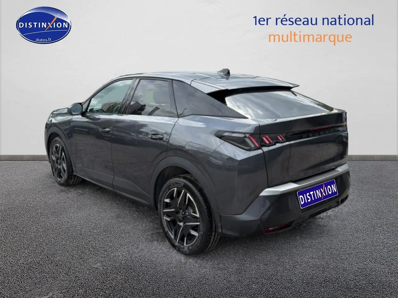 Peugeot 3008 gris titane vue 3/4 arrière droit, avec feux arrière LED et jantes alliage noires.