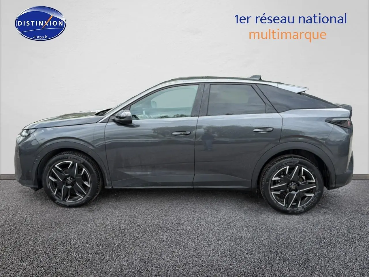 Peugeot 3008 gris titane vue de profil côté gauche, jantes alliage noires et toit noir contrasté.