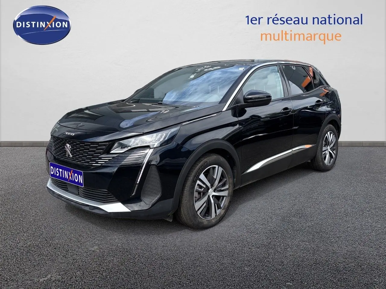 Peugeot 3008 Hybrid 180ch Allure noir métal en 3/4 avant droit, avec jantes alliage et détails chromés sur la carrosserie.