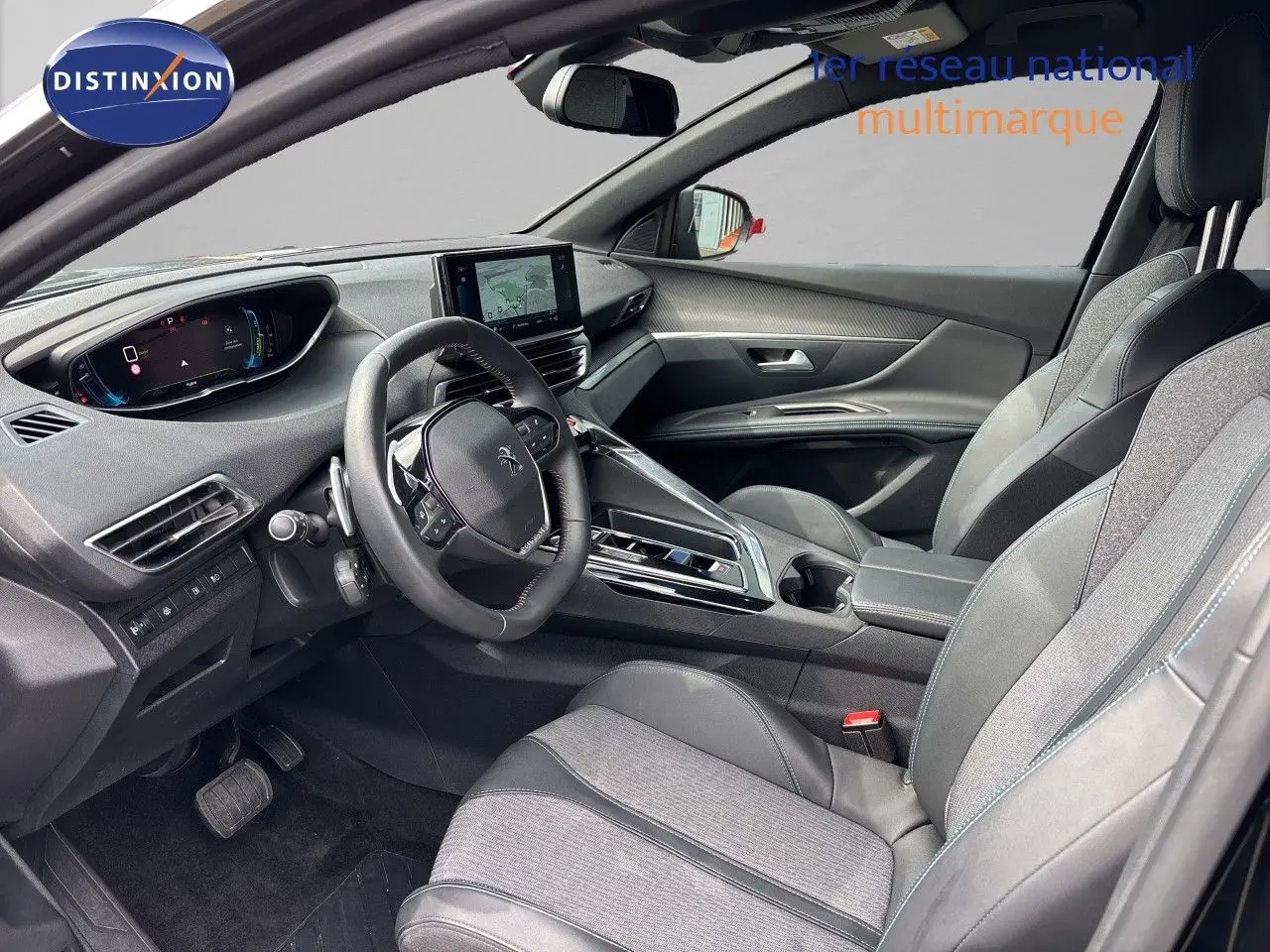 Intérieur avant droit du Peugeot 3008 Hybrid 180ch noir métal 2024, avec tableau de bord numérique et sièges tissu-cuir gris.
