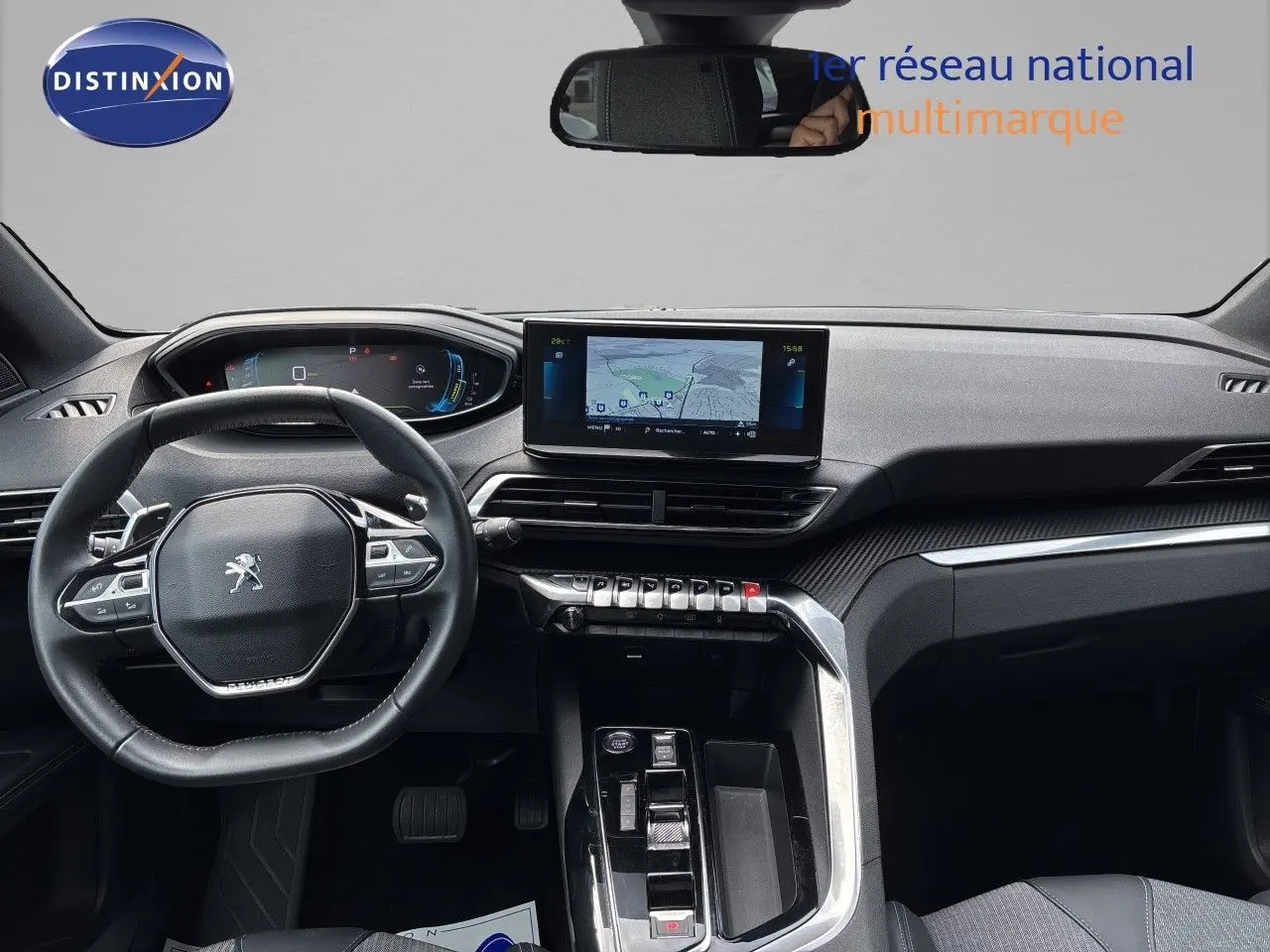 Vue intérieure du tableau de bord du Peugeot 3008 Hybrid 180ch Allure 2024, avec écran central et volant cuir noir.