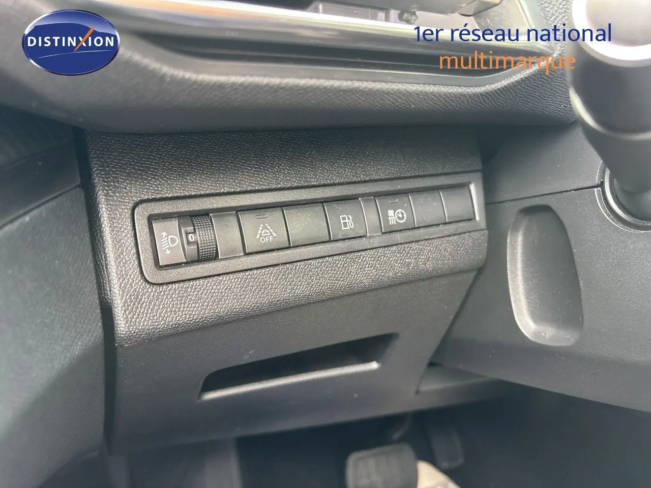 Vue rapprochée des commandes latérales gauche du tableau de bord noir du Peugeot 3008 Hybrid 180ch 2024.
