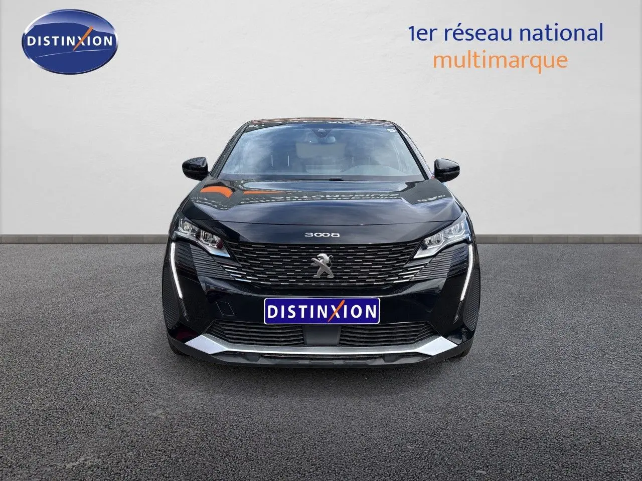 Vue avant d’un Peugeot 3008 noir métal 2024 avec calandre distinctive et feux LED verticaux allumés.