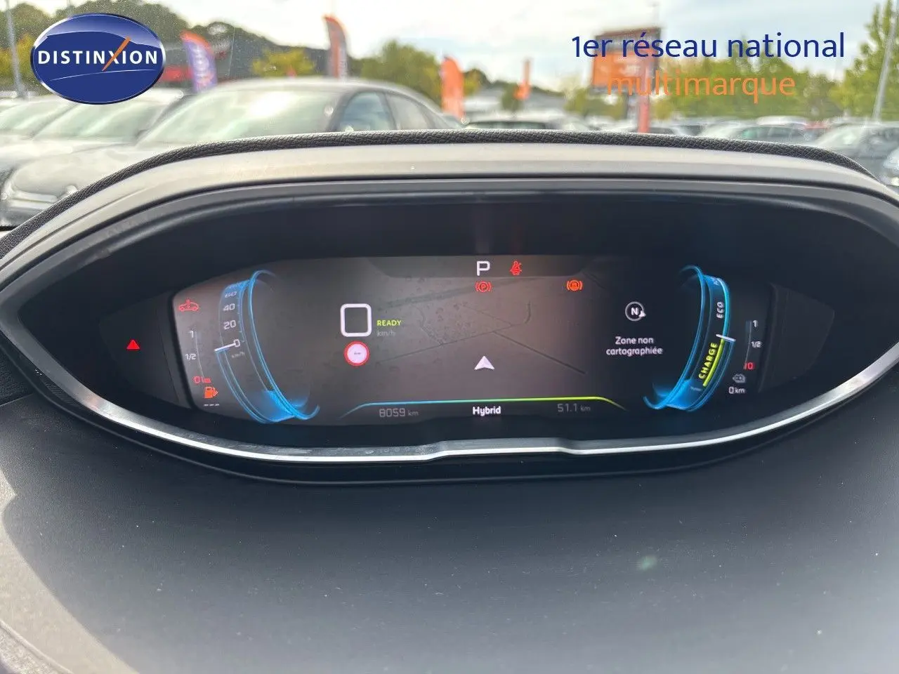 Tableau de bord numérique du Peugeot 3008 Hybrid 2024, affichage hybride et informations de conduite en gros plan.