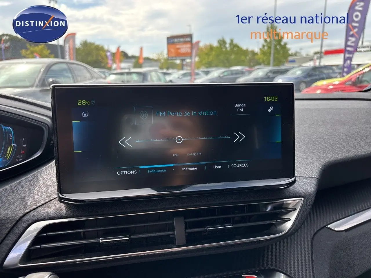 Écran tactile central du tableau de bord d’un Peugeot 3008 noir métal 2024, affichant la radio FM en extérieur.