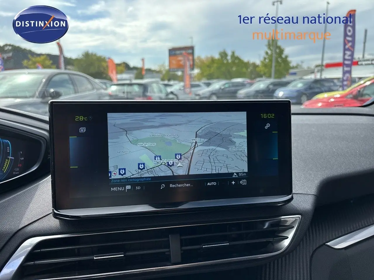 Vue intérieure du tableau de bord du Peugeot 3008 HYBRID 180CH noir métal, avec écran tactile affichant la navigation.