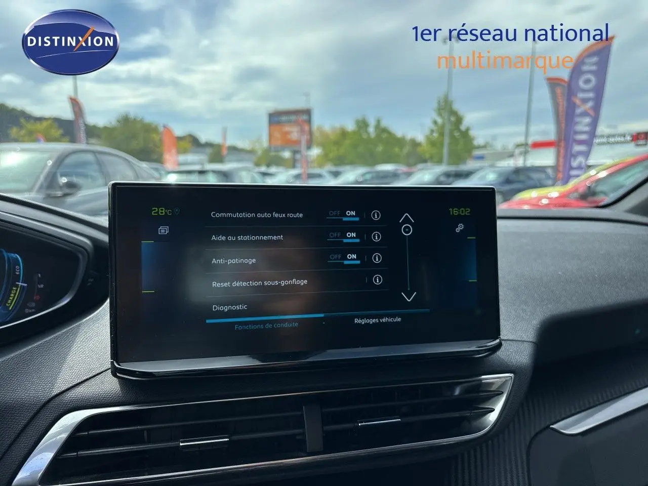 Écran tactile central du Peugeot 3008 Hybrid 180ch Allure 2024 affichant les réglages d’aide à la conduite, intérieur noir.