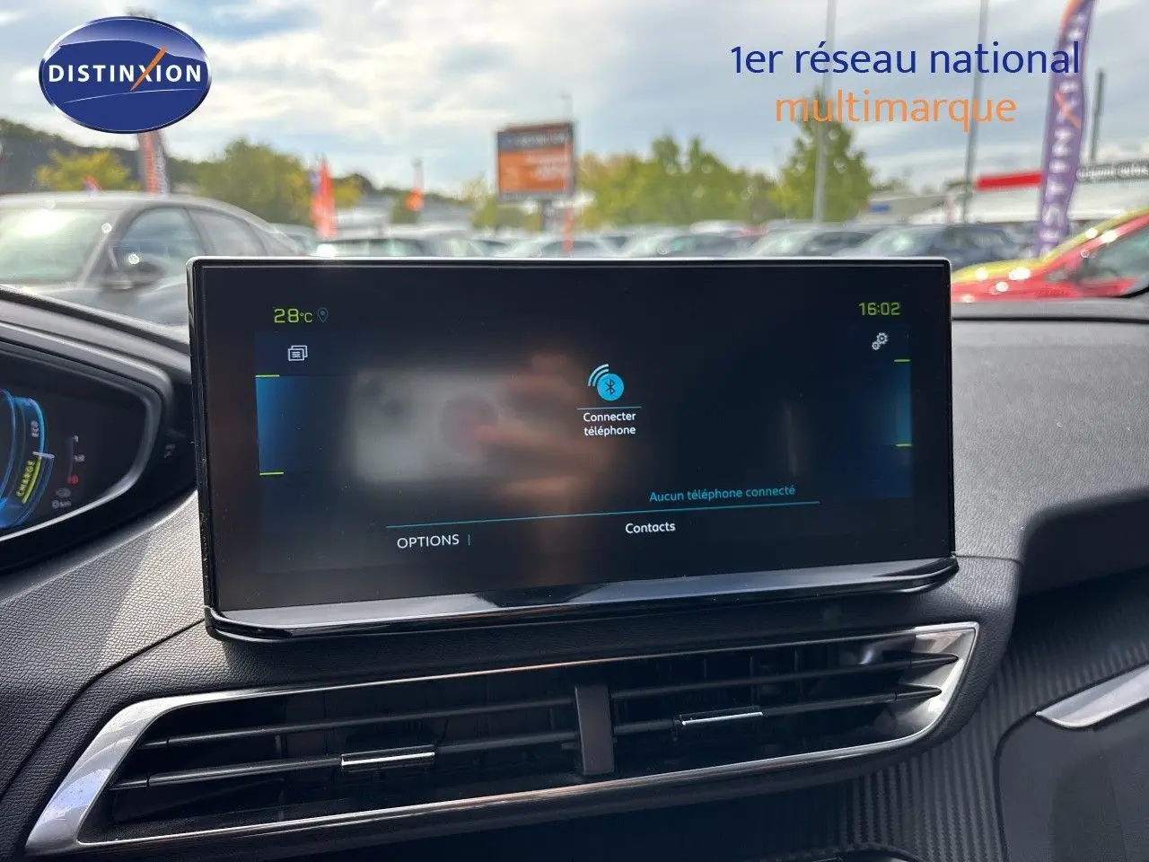 Écran tactile central du Peugeot 3008 HYBRID 180CH BVA8 Allure 2024, intérieur noir, vue frontale rapprochée.
