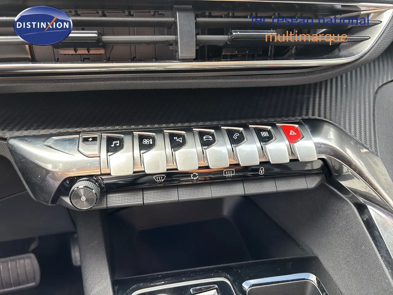 Vue rapprochée de la console centrale du Peugeot 3008 noir métal, montrant les commandes tactiles et boutons argentés.
