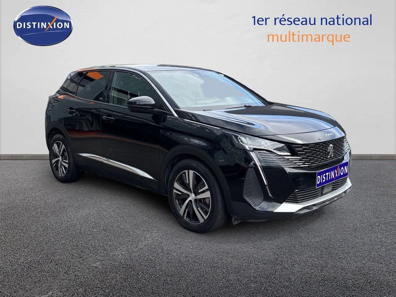 Peugeot 3008 hybride noir métal en 3/4 avant droit, avec calandre moderne et jantes alliage bicolores.