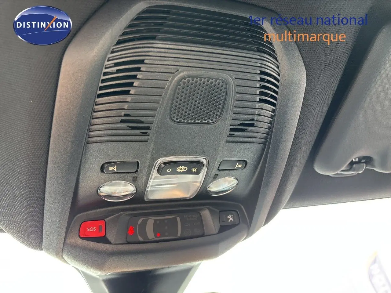 Vue intérieure du plafonnier du Peugeot 3008 Hybrid 180ch Allure 2024 noir métal, avec commandes d’éclairage et bouton SOS.