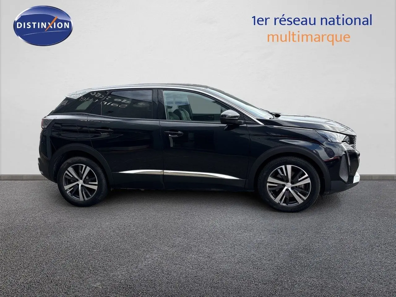 Vue de profil côté gauche du Peugeot 3008 Hybrid 180ch Allure noir métal avec jantes alliage et détails chromés.