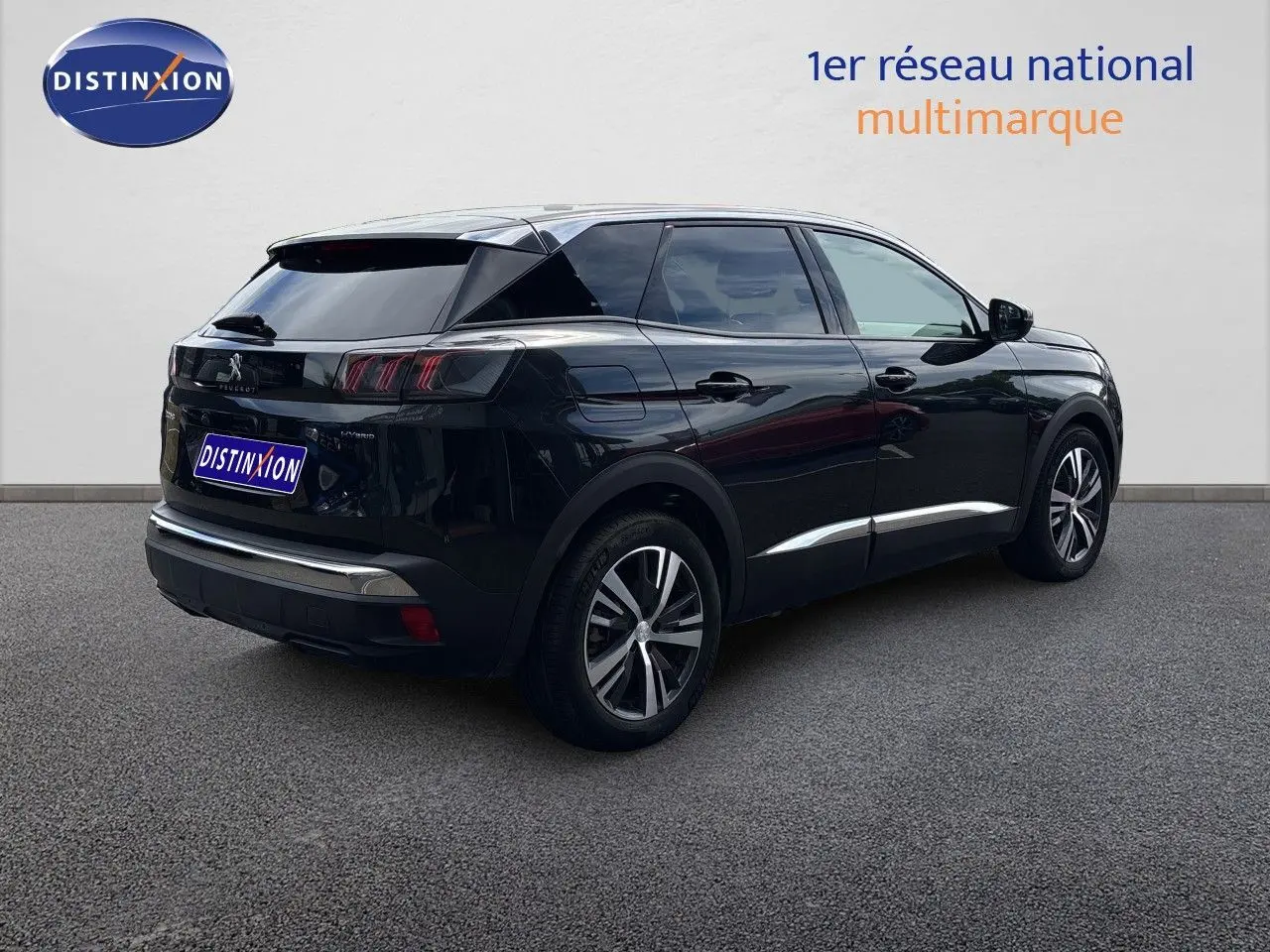 Peugeot 3008 Hybrid noir métal en 3/4 arrière droit, soulignant ses lignes modernes et ses jantes bi-ton.