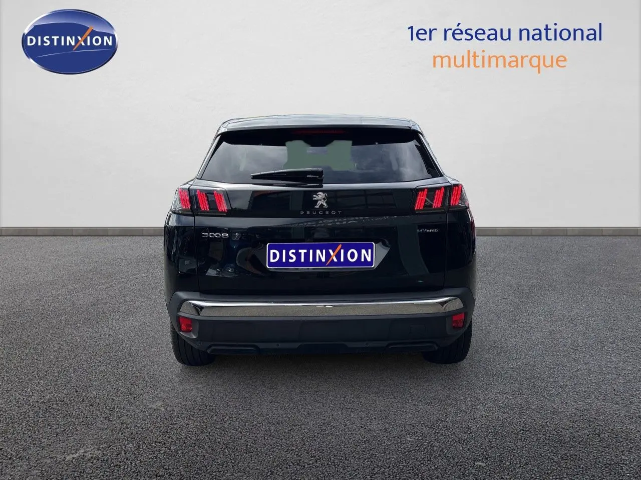 Vue arrière d’un Peugeot 3008 noir métal 2024 hybride rechargeable avec feux arrière distinctifs allumés.