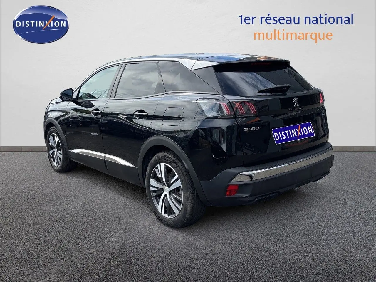 Peugeot 3008 Hybrid noir métal en 3/4 arrière droit, avec jantes alliage et vitres teintées.