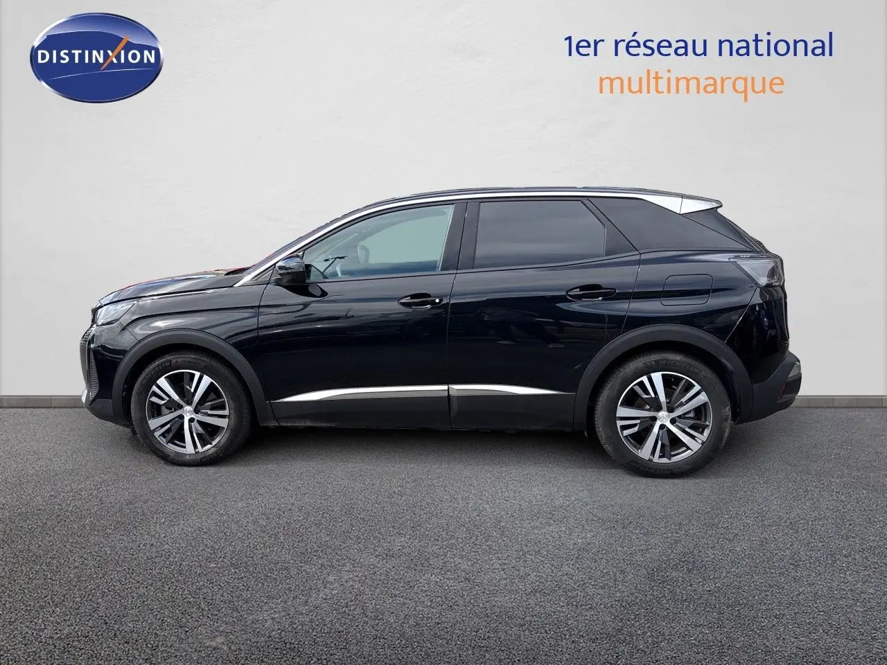 Profil côté gauche d’un Peugeot 3008 HYBRID noir métal 2024 avec jantes alliage et vitres teintées.
