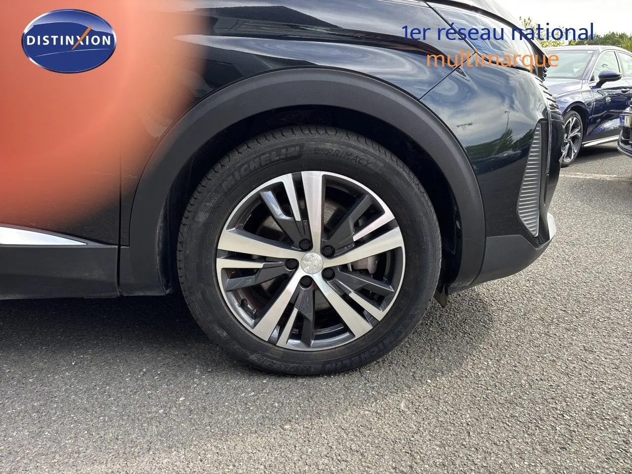 Gros plan sur la roue avant gauche du Peugeot 3008 noir métal, mettant en valeur la jante alliage et le pneu Michelin.