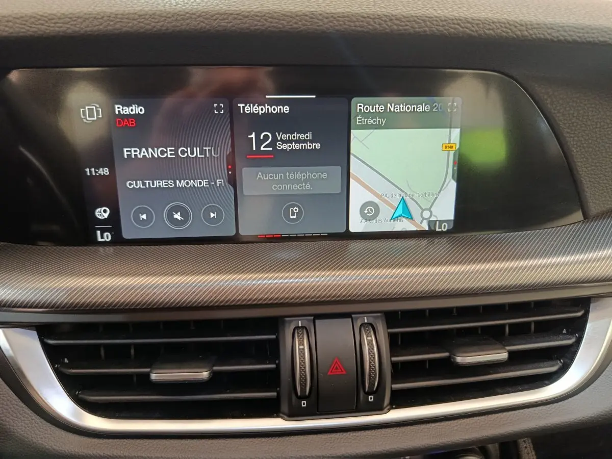 Détail du tableau de bord de l'Alfa Romeo Stelvio 2024 avec écran tactile multifonctions et aérateurs centraux.