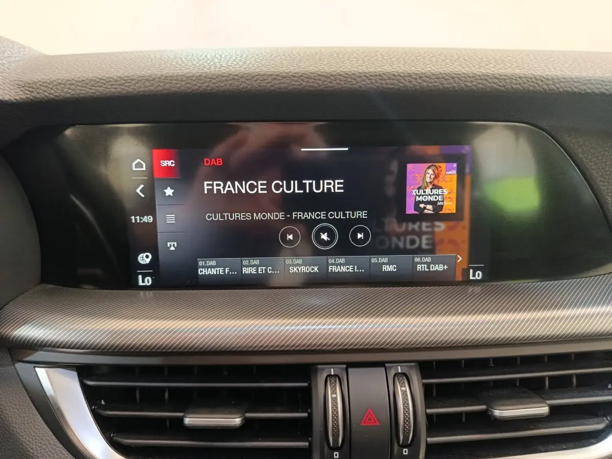 Écran tactile central affichant France Culture dans l’habitacle de l’Alfa Romeo Stelvio 2024, vue frontale rapprochée.