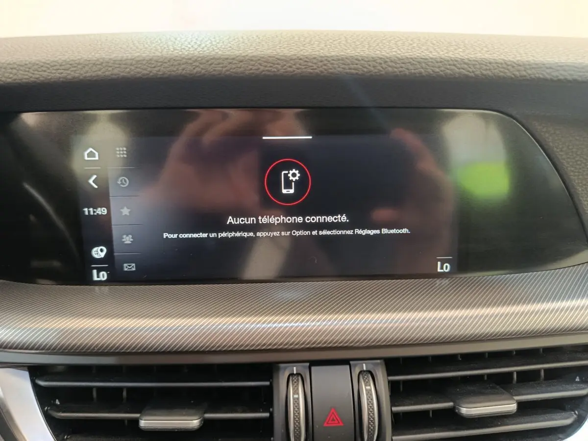 Écran tactile central affichant "Aucun téléphone connecté" sur le tableau de bord d'une Alfa Romeo Stelvio 2024.