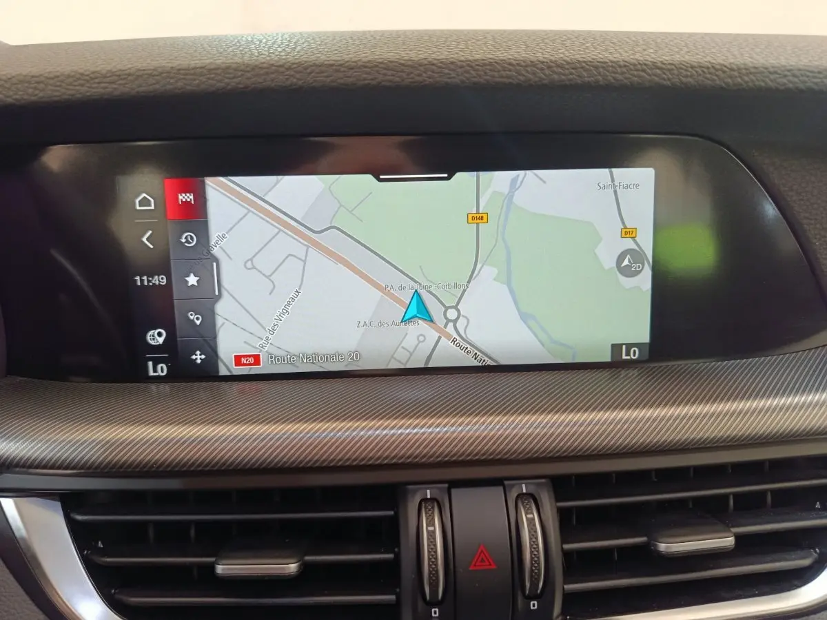 Écran tactile central affichant la navigation dans l’habitacle de l’Alfa Romeo Stelvio gris foncé 2024.