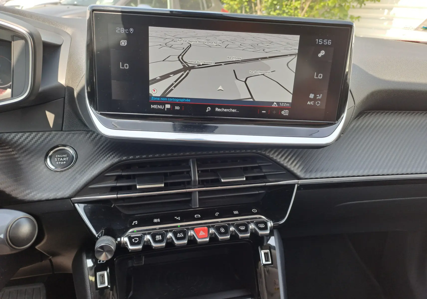 Vue rapprochée du tableau de bord noir du Peugeot 2008 avec écran tactile affichant la navigation et commandes tactiles.