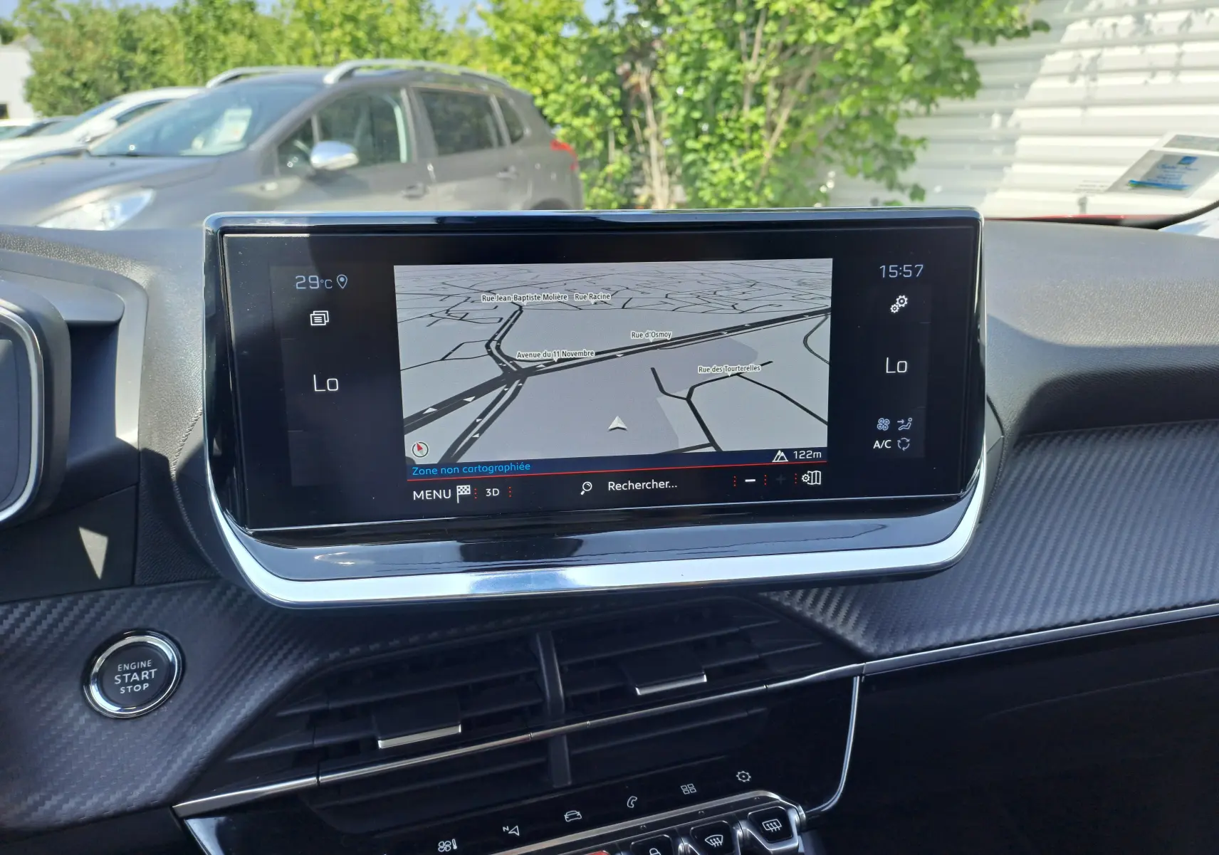 Écran tactile central du tableau de bord du Peugeot 2008 2021 affichant la navigation, avec bouton start/stop visible.