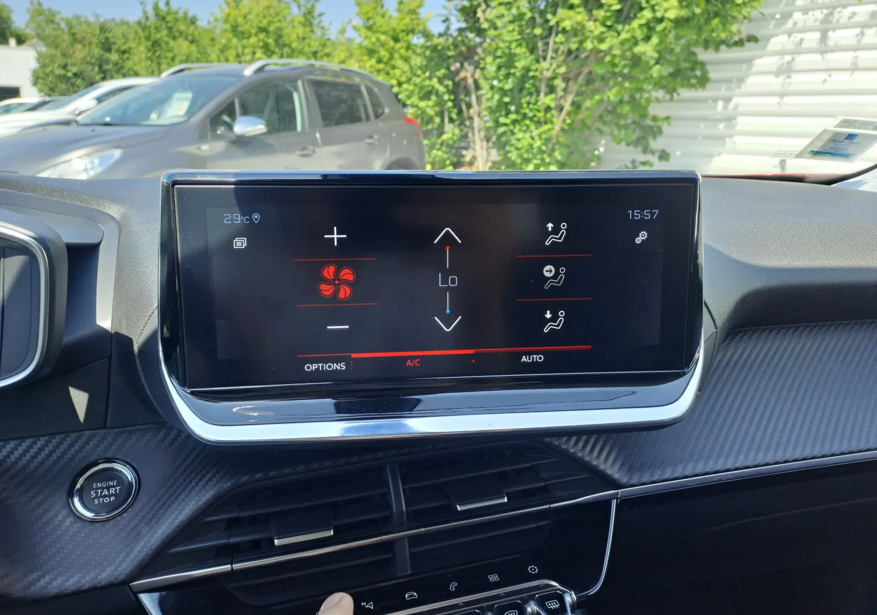 Écran tactile central de la Peugeot 2008 2021 montrant les réglages de climatisation intérieure.